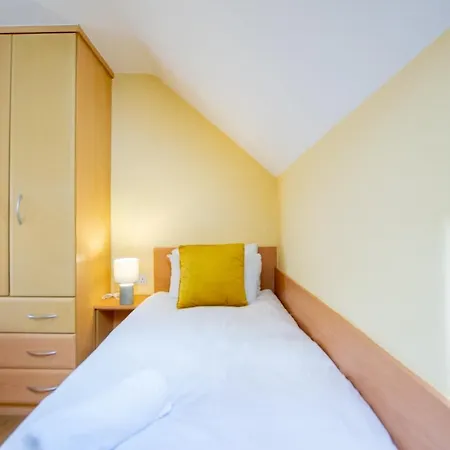 137 - The Townhouse At Gort Na Coiribe By Shortstays Holiday home *